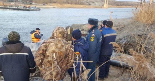Ремонт водопровода в Белой Калитве. Фото: пресс-служба МЧС http://61.mchs.gov.ru/operationalpage/operational/item/6324985/ Ремонт водопровода в Белой Калитве. Фото: пресс-служба МЧС http://61.mchs.gov.ru/operationalpage/operational/item/6324985/