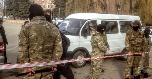 Сотрудники силовых структур. Фото пользователя Радио Эркентьи (RFE/RL) Сотрудники силовых структур. Фото пользователя Радио Эркентьи (RFE/RL)