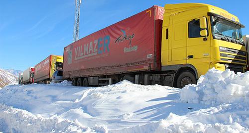 Грузовые автомобили на Военно-Грузинской дороге. Фото Ахмеда Альдебирова для "Кавказского узла" Грузовые автомобили на Военно-Грузинской дороге. Фото Ахмеда Альдебирова для "Кавказского узла"