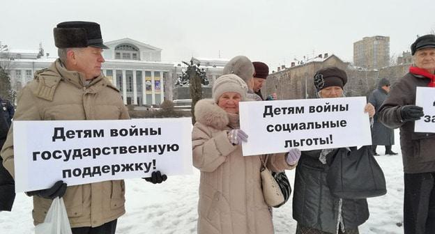 В Волгограде члены организации "Дети войны" приняли участие в пикете коммунистов, на котором потребовали принять закон, наделяющий их специальным статусом. 25 января 2018 г. Фото Татьяны Филимоновой для "Кавказского узла" В Волгограде члены организации "Дети войны" приняли участие в пикете коммунистов, на котором потребовали принять закон, наделяющий их специальным статусом. 25 января 2018 г. Фото Татьяны Филимоновой для "Кавказского узла"