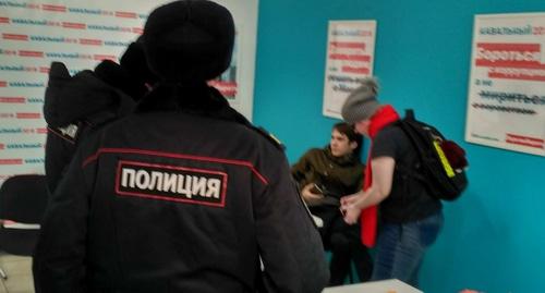 Сотрудники полиции в штабе Навального. Астрахань, 28 января 2018 года. Фото Елены Гребенюк для "Кавказского узла". Сотрудники полиции в штабе Навального. Астрахань, 28 января 2018 года. Фото Елены Гребенюк для "Кавказского узла".