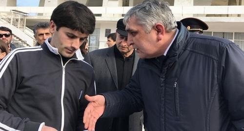 Марат Исмаилов (слева) и замначальника ГОВД Махачкалы Шамиль Алиев, 27 марта 2017 года. Фото: Патимат Махмудова для "Кавказского узла". Марат Исмаилов (слева) и замначальника ГОВД Махачкалы Шамиль Алиев, 27 марта 2017 года. Фото: Патимат Махмудова для "Кавказского узла".