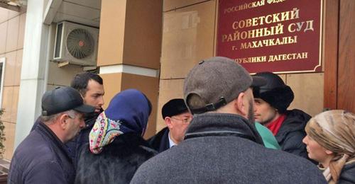 Родственники обвиняемых ожидают решения у здания Советского суда в Махачкале. Декабрь 2017 г. Фото: North Caucasus Service (RFE/RL) Родственники обвиняемых ожидают решения у здания Советского суда в Махачкале. Декабрь 2017 г. Фото: North Caucasus Service (RFE/RL)