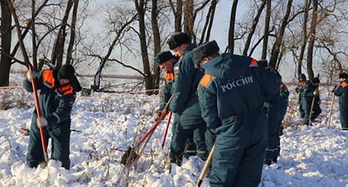 Сотрудники МЧС на месте крушения.
Фото: Степан Змачинский http://www.mchsmedia.ru/focus/item/6563447/ Сотрудники МЧС на месте крушения.
Фото: Степан Змачинский http://www.mchsmedia.ru/focus/item/6563447/