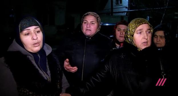Жительницы Кизляра рассказывают о задержаниях. Скриншот с видео https://tvrain.ru/teleshow/vechernee_shou/tajnaja_spetsoperatsija_v_kizljare-458206/?utm_source=chromeweb&utm_medium=push&utm_campaign=teleshow-vechernee_shou&utm_term=458206