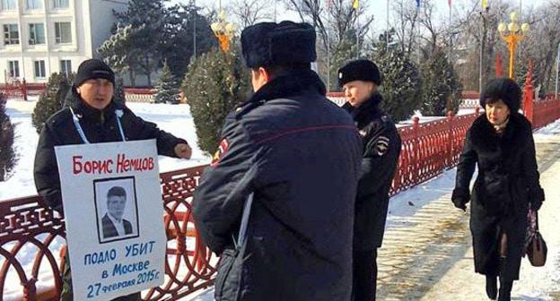 Журналист Виталий Кадаев проводит пикет памяти Немцова. Элиста, 27 февраля 2018 г. Фото предоставлено Валерием Бадмаевым для "Кавказского узла"