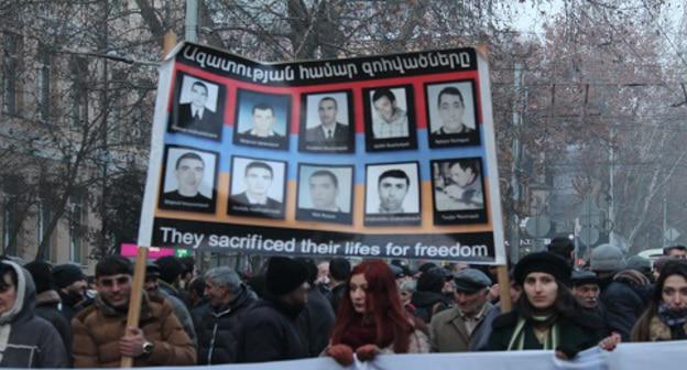 Плакат с фотографиями погибших в ходе разгона демонстрантов в 2008 году. Фото Тиграна Петросяна для "Кавказского узла". 