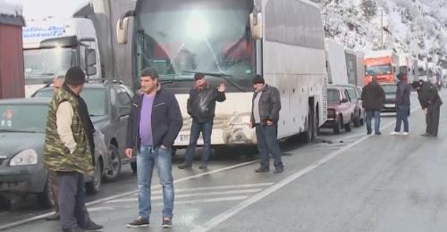 Водители на КПП "Верхний Ларс", 4 марта 2018 год. Фот: скриншот видео alaniatv. Водители на КПП "Верхний Ларс", 4 марта 2018 год. Фот: скриншот видео alaniatv.
