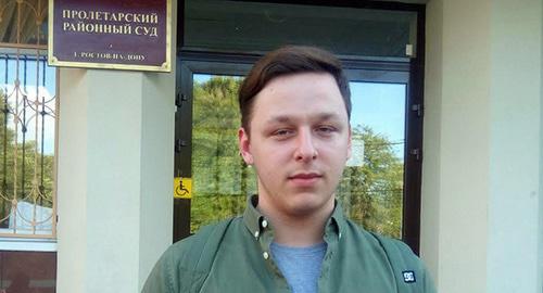 Тимофей Мартыненко на фоне Пролетарского районного суда Ростова-на-Дону. Фото Константина Волгина для "Кавказского узла" Тимофей Мартыненко на фоне Пролетарского районного суда Ростова-на-Дону. Фото Константина Волгина для "Кавказского узла"