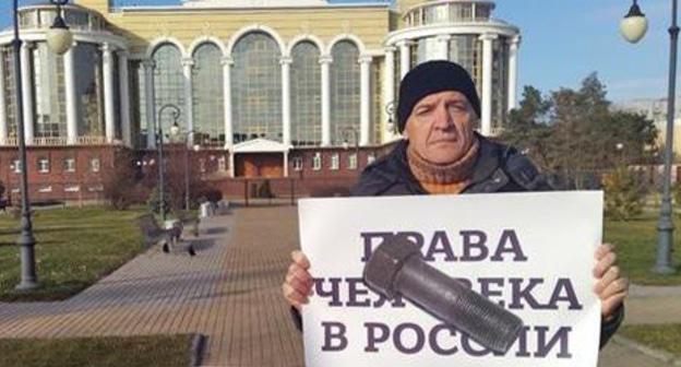 Игорь Стенин на пикете в Астрахани, 10 декабря 2017 г. Фото Елены Гребенюк для "Кавказского узла" Игорь Стенин на пикете в Астрахани, 10 декабря 2017 г. Фото Елены Гребенюк для "Кавказского узла"