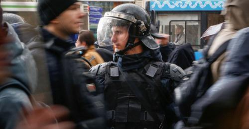 Сотрудник силовых структур во время акции сторонников Навального. Фото: REUTERS/Sergei Karpukhin Сотрудник силовых структур во время акции сторонников Навального. Фото: REUTERS/Sergei Karpukhin