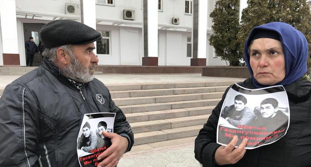 Родители убитых Гасангусейновых ждут приёма у здания правительства Дагестана. Махачкала, 12 марта 2018 г. Фото Патимат Махмудовой для "Кавказского узла"