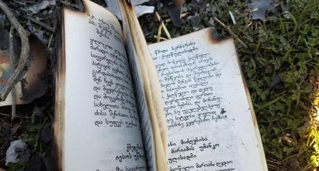 Обгоревшая книга в молельне Святой Нино. Фото: Шота Гикошвили "Новости Грузия" Обгоревшая книга в молельне Святой Нино. Фото: Шота Гикошвили "Новости Грузия"