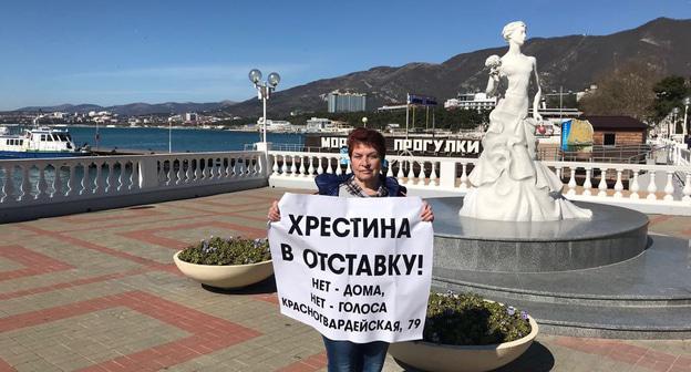 Дольщица на пикете потребовала отставки мэра Геленджика. Фото Светланы Кравченко для "Кавказского узла"
