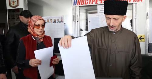 Муфтий Дагестана шейх Ахмад Афанди на выборах президента России. Кадр из видео пользователя Novosti https://www.youtube.com/watch?v=4d6yablv8YQ
Муфтий Дагестана шейх Ахмад Афанди на выборах президента России. Кадр из видео пользователя Novosti https://www.youtube.com/watch?v=4d6yablv8YQ