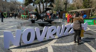 Cимволический знак Новруза в центре Баку. Фото Азиза Каримова для "Кавказского узла"