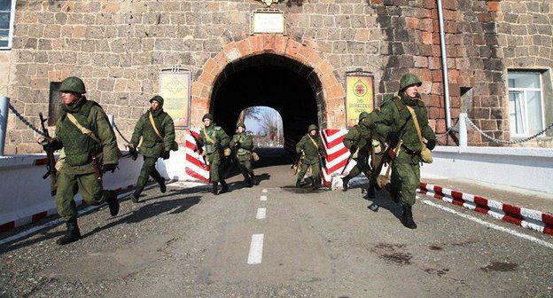 Солдаты на 102-ой российской военной базе в Армении.  
Фото Пресс-служба ЮВО