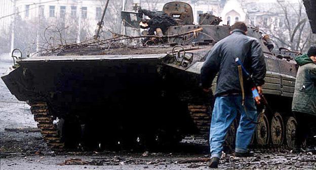 Многие песни Муцураева посвящены войне в Чечне. На фото Уничтоженная российская БМП в Грозном, январь 1995 года/ Фото Михаил Евстафьев https://ru.wikipedia.org/wiki/Первая_чеченская_война