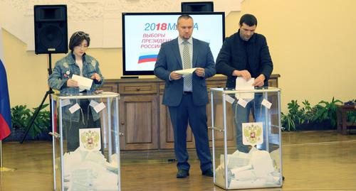 Избиратели на участке №8026 в Ереване 18 марта 2018 года. Фото Тиграна петросяна для "Кавказского узла" Избиратели на участке №8026 в Ереване 18 марта 2018 года. Фото Тиграна петросяна для "Кавказского узла"