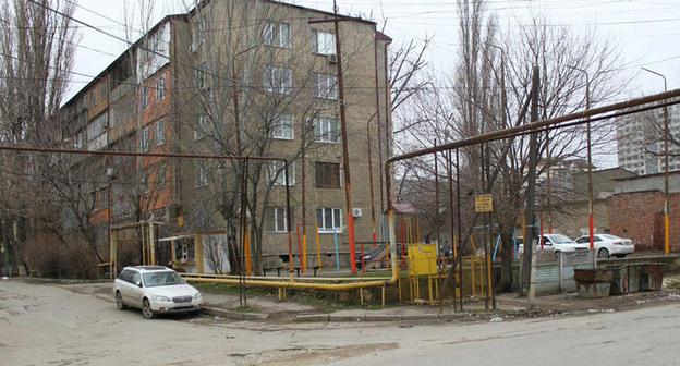 Многоквартирный дом по улице Абдулхалимова, 8 в Махачкале. Фото Ильяса Капиева для "Кавказского узла" Многоквартирный дом по улице Абдулхалимова, 8 в Махачкале. Фото Ильяса Капиева для "Кавказского узла"