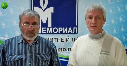 Обращение отца убитых братьев и Джамбулата Гасанова (справа). Кадр из видео "Кавказского узла" Обращение отца убитых братьев и Джамбулата Гасанова (справа). Кадр из видео "Кавказского узла"