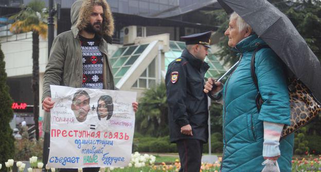 Одиночный пикет Валерия Туаева в Сочи. Фото Светланы Кравченко для "Кавказского узла" Одиночный пикет Валерия Туаева в Сочи. Фото Светланы Кравченко для "Кавказского узла"