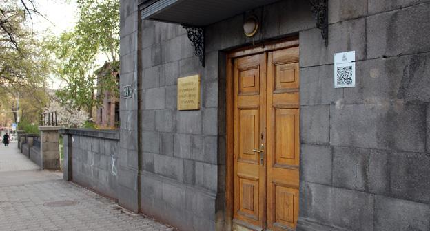 Вход в здание парламента Армении. Фото Армине Мартиросян для "Кавказского узла" Вход в здание парламента Армении. Фото Армине Мартиросян для "Кавказского узла"