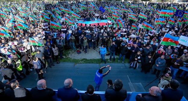 Портреты азербайджанских политзаключенных на митинге оппозиции. Баку, 31 марта 2018 года. Фото Азиза Каримова для "Кавказского узла"