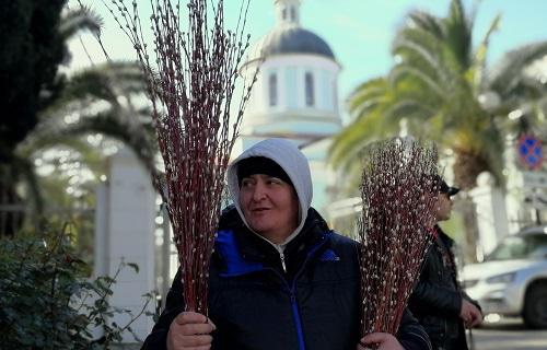 Торговка вербой у храма в Сочи. Фото Светланы Кравченко для "Кавказского узла".
