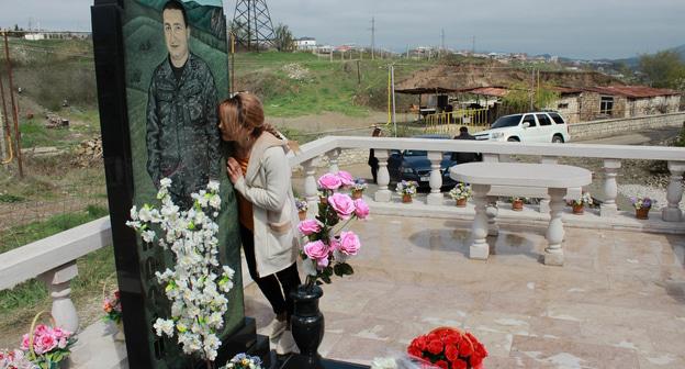 Молодежные организации на могиле погибшего военнослужащего Рудика Мовсесяна. Степанакерт. 2 апреля 2018 год Фото Алвард Григорян для "Кавказского узла" Молодежные организации на могиле погибшего военнослужащего Рудика Мовсесяна. Степанакерт. 2 апреля 2018 год Фото Алвард Григорян для "Кавказского узла"