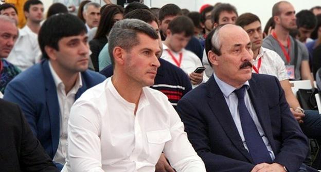 Рамазан Абдулатипов (справа) и Зиявудин Магомедов на мероприятии по созданию в Махачкале образовательно-культурного центра «Периметр». Фото Венера Гамзатова https://www.riadagestan.ru/news/society/blagotvoritelnyy_fond_peri_sozdast_v_makhachkale_unikalnyy_obrazovatelnyy_tsentr_perimetr/ Рамазан Абдулатипов (справа) и Зиявудин Магомедов на мероприятии по созданию в Махачкале образовательно-культурного центра «Периметр». Фото Венера Гамзатова https://www.riadagestan.ru/news/society/blagotvoritelnyy_fond_peri_sozdast_v_makhachkale_unikalnyy_obrazovatelnyy_tsentr_perimetr/