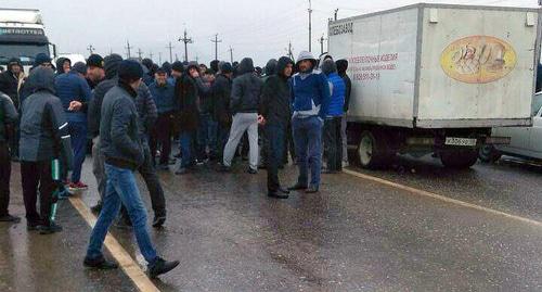Акция протеста против частых отключений электричества в домах в Новолакском районе. Фото Ильяса Капиева для "Кавказского узла" Акция протеста против частых отключений электричества в домах в Новолакском районе. Фото Ильяса Капиева для "Кавказского узла"