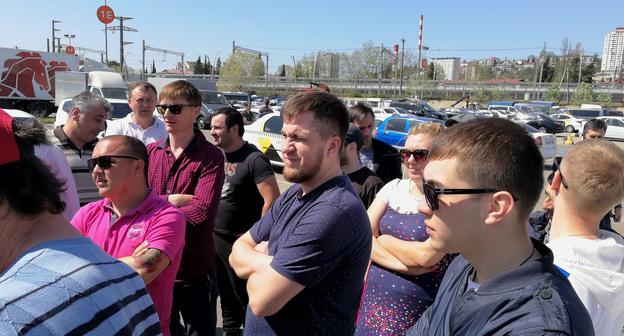 Акция протеста водителей против повышения тарифа. Сочи, 10 апреля 2018 Фото Светланы Кравченко для "Кавказского узла" Акция протеста водителей против повышения тарифа. Сочи, 10 апреля 2018 Фото Светланы Кравченко для "Кавказского узла"