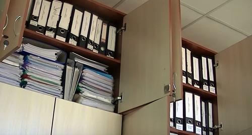 Папки с документацией волгоградского вуза во время обыска. Фото: сотп кадр оперативной съемки ГУ МВД по Волгоградскойц области Папки с документацией волгоградского вуза во время обыска. Фото: сотп кадр оперативной съемки ГУ МВД по Волгоградскойц области