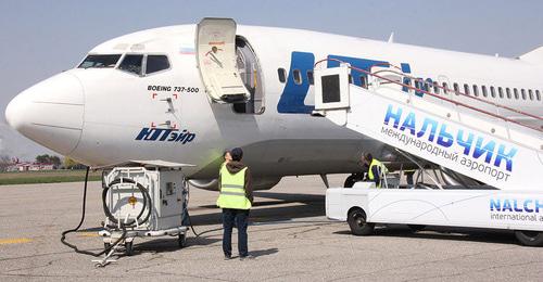 Самолет на взлетно-посадочной полосе аэропорта Нальчика. Фото: Пресс-служба аэропорта Нальчик http://nalchik-airport.ru