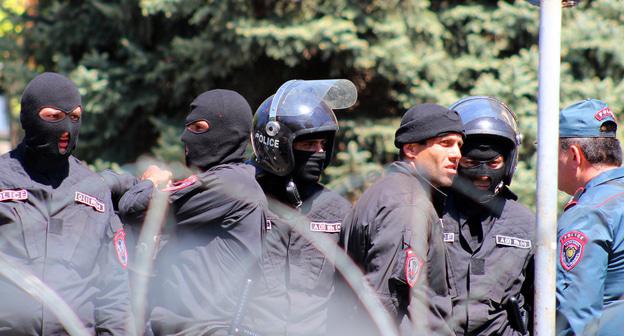 Сотрудники полиции во врем акции протеста против премьерства Сержа Саргсяна. 17.04.2018 Фото Тиграна Петросяна для "Кавказского узла" Сотрудники полиции во врем акции протеста против премьерства Сержа Саргсяна. 17.04.2018 Фото Тиграна Петросяна для "Кавказского узла"