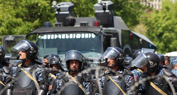Спецтехника полиции во время протестов против премьерства Сержа Саргсяна в Ереване. Фото Тиграна Петросяна для "Кавказского узла" Спецтехника полиции во время протестов против премьерства Сержа Саргсяна в Ереване. Фото Тиграна Петросяна для "Кавказского узла"