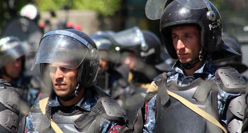 Сотрудники полиции в Ереване 17.08.2018. Фото Тиграна Петросяна для "Кавказского узла" Сотрудники полиции в Ереване 17.08.2018. Фото Тиграна Петросяна для "Кавказского узла"