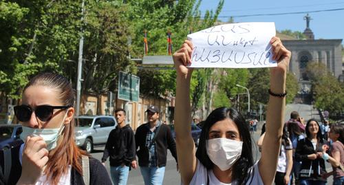 Активисты на шествии против премьерства Сержа Саргсяна в Ереване. Фото Тиграна Петросяна для "Кавказского узла" Активисты на шествии против премьерства Сержа Саргсяна в Ереване. Фото Тиграна Петросяна для "Кавказского узла"