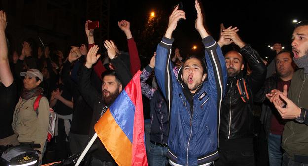 Протестующие против премьерства Сержа Саргсяна на площади в Ереване. Фото Тиграна Петросяна для "Кавказского узла" Протестующие против премьерства Сержа Саргсяна на площади в Ереване. Фото Тиграна Петросяна для "Кавказского узла"