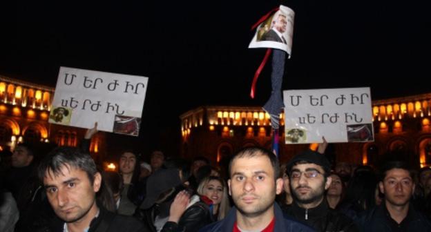 Участники протестной кампании на митинге в Ереване, 20 апреля 2018 год. Фото: Тигран Петросян для "Кавказского узла" Участники протестной кампании на митинге в Ереване, 20 апреля 2018 год. Фото: Тигран Петросян для "Кавказского узла"