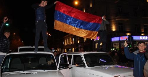 Протестующие перекрыли дорогу в Ереване, 21 апреля 2018 год. Фото Тиграна Петросяна для "Кавказского узла". Протестующие перекрыли дорогу в Ереване, 21 апреля 2018 год. Фото Тиграна Петросяна для "Кавказского узла".