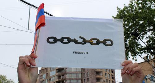 Плакат участника акций против избрания премьер-министром Армении Сержа Саргсяна. Фото Тиграна Петросяна для "Кавказского узла" Плакат участника акций против избрания премьер-министром Армении Сержа Саргсяна. Фото Тиграна Петросяна для "Кавказского узла"