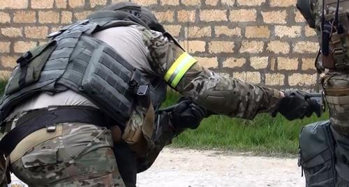 Сотрудник спецслужб во время КТО в Дагестане. Фото http://nac.gov.ru/kontrterroristicheskie-operacii/v-hode-kto-v-dagestane-neytralizovany-devyat.html Сотрудник спецслужб во время КТО в Дагестане. Фото http://nac.gov.ru/kontrterroristicheskie-operacii/v-hode-kto-v-dagestane-neytralizovany-devyat.html