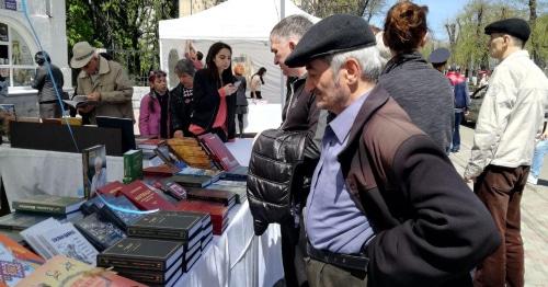 Житель Владикавказа на книжной ярмарке. 23 апреля 2018 год. Фото Эммы Марзоевой для "Кавказского узла". Житель Владикавказа на книжной ярмарке. 23 апреля 2018 год. Фото Эммы Марзоевой для "Кавказского узла".