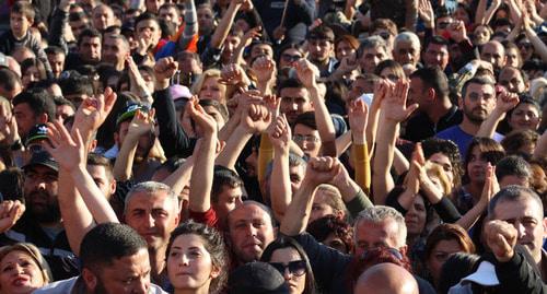 Митинг участников протеста против премьерства Сержа Саргсяна. Ереван, 23 апреля 2018 года. Фото Тиграна Петросяна для "Кавказского узла" Митинг участников протеста против премьерства Сержа Саргсяна. Ереван, 23 апреля 2018 года. Фото Тиграна Петросяна для "Кавказского узла"