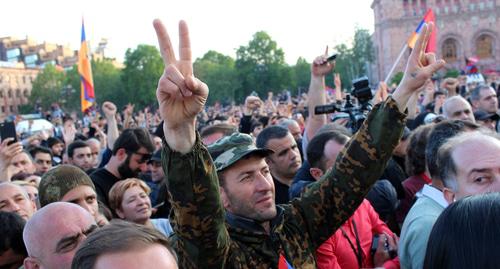 Участники протестных выступлений на площади Республиуи в Ереване 24.04.2018 Фото Тиграна петросяна для "Кавказского узла" Участники протестных выступлений на площади Республиуи в Ереване 24.04.2018 Фото Тиграна петросяна для "Кавказского узла"