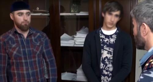 Два жителя Грозного, Магомед Абдурзаев и 16-летний подросток. Фото: кадр видео ЧГТРК https://www.youtube.com/watch?v=8KkUbIsSxW4 Два жителя Грозного, Магомед Абдурзаев и 16-летний подросток. Фото: кадр видео ЧГТРК https://www.youtube.com/watch?v=8KkUbIsSxW4