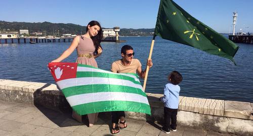 Участники мероприятий, посвященных Дню черкесского флага, в Сухуме. Фото корреспондента "Кавказского узла"