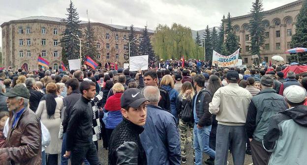 Митинг оппозиции во главе с лидером протестующих Николом Пашиняном в Ванадзоре. 28 апреля 2018 г. Фото Тиграна Петросяна для "Кавказского узла" Митинг оппозиции во главе с лидером протестующих Николом Пашиняном в Ванадзоре. 28 апреля 2018 г. Фото Тиграна Петросяна для "Кавказского узла"